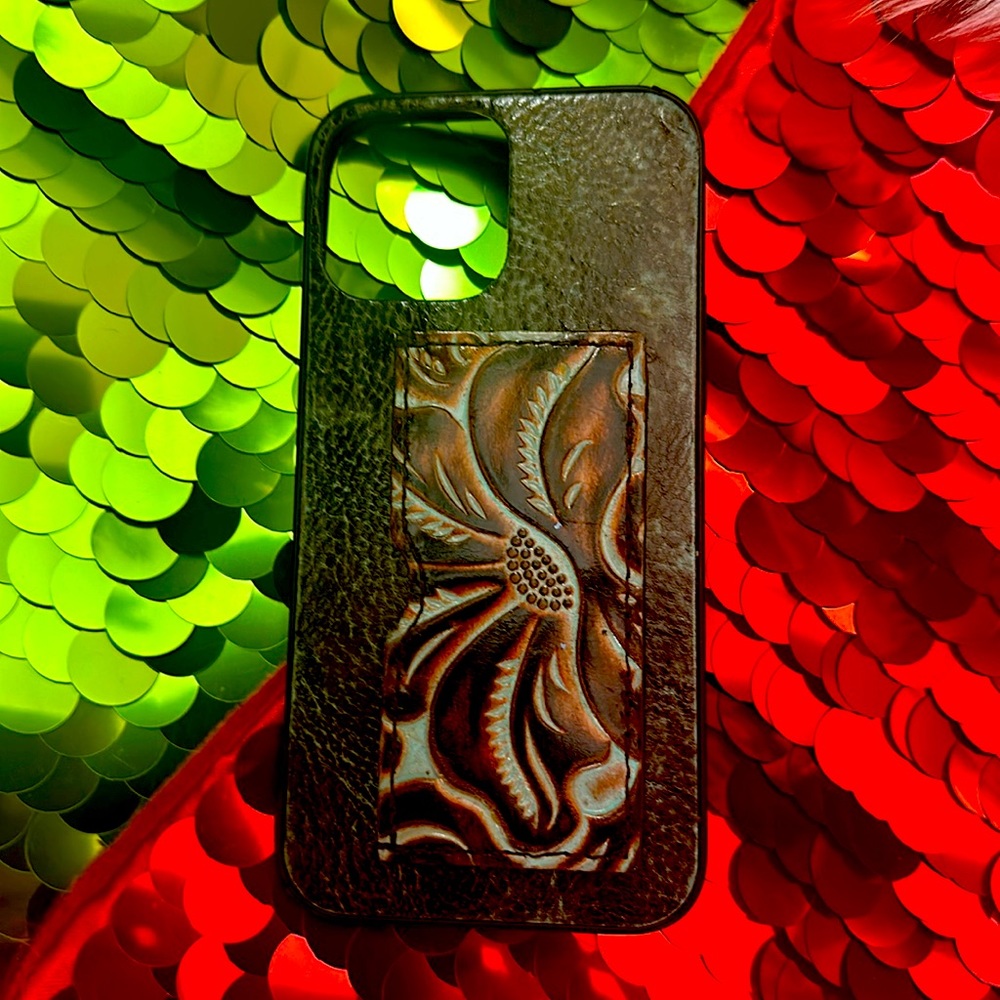 ♥️🧡💛Patricia Nash IPhone 13 & 14 pro max case. Gently used 📞 📱 📱 📱 ☎️